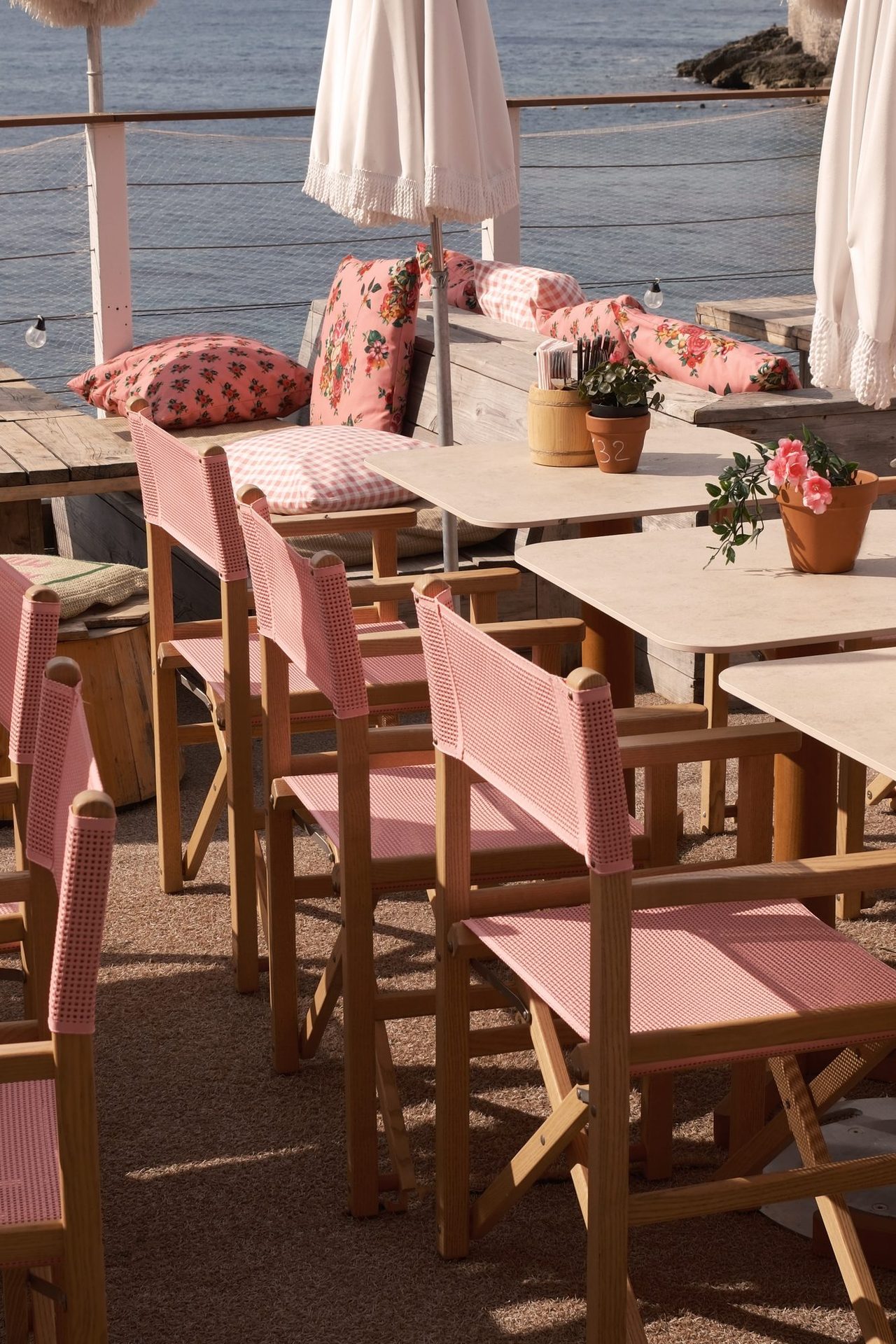 Détail chaises et tables en teck, vue mer